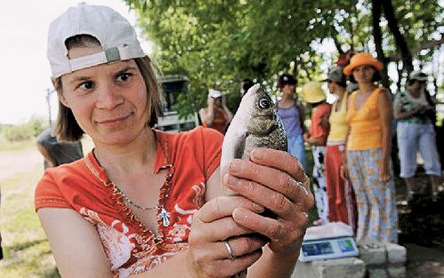 Оля ШКАТОВА вернулась в психоневрологический интернат с часами - призом за самую крупную рыбку