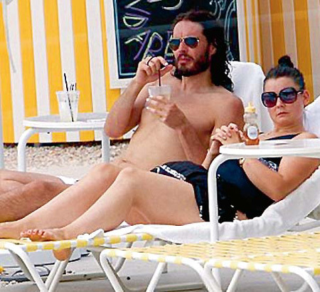 Рассел БРЭНД в отсутствие жены не скучал