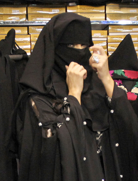 Никаб КАРДАШЬЯН к лицу. Фото: Splash/All Over Press.