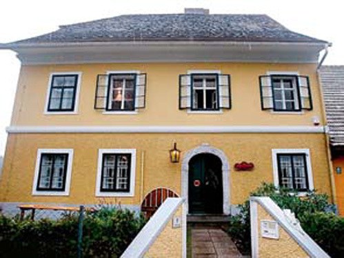 В этом доме ШВАРЦЕНЕГГЕР прожил свои первые 18 лет