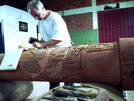 Немец называет резьбу по дереву своим хобби.