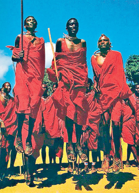 Масаи считают себя потомками львов, и, чтобы получить право стать воином, юноша должен убить льва. У мужчин-масаи существует большое количество традиций. Самой знаменитой является «танец прыжков», который воины исполняют, высоко подпрыгивая на одном месте