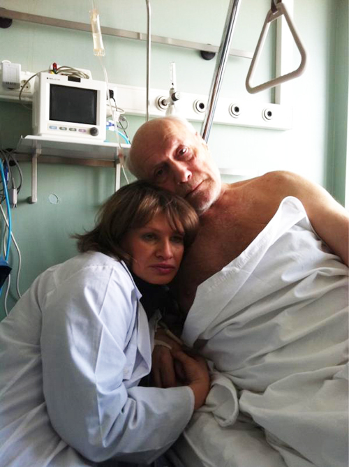 Александр ПОРОХОВЩИКОВ с женой Ириной в больничной палате. Фото Сергея ЖОРИНА.