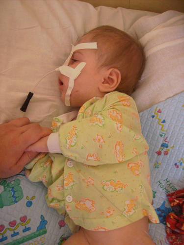 Таким Сережа был в восемь месяцев, когда мать избила его во второй раз. Сейчас он в  коме. 