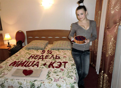 Девушкам из разных городов России понравилась идея Кристины ЛОБОВОЙ: примирение с любимым в романтической обстановке или напоминание об круглой дате совместной жизни мужчины принимали с широкой улыбкой на лице