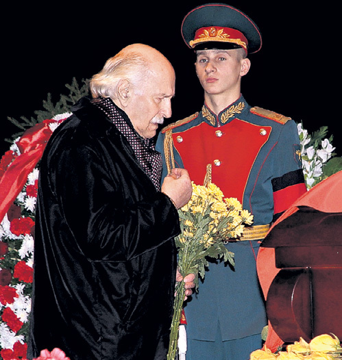 …97-летний коллега по театру Владимир ЗЕЛЬДИН...