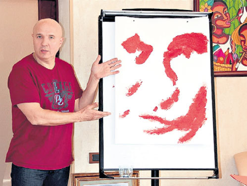 Николай демонстрирует набитый боксерской перчаткой портрет Владимира ПУТИНА