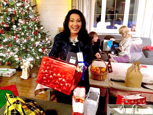 Певица приготовила близким много подарков и в ответ тоже получила гору презентов