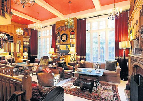 Квартира актеров обставлена уютно, хотя и старомодно