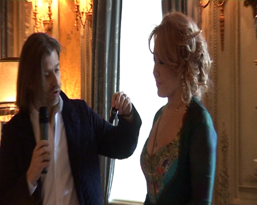 Супруг вручает АЗИЗЕ ключи от новой машины.