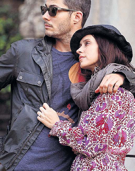 Новенькое колечко, подаренное Брайаном ХОЛЛИСЕЕМ, помогло Дженнифер Лав ХЬЮИТТ примириться с тем, что ей подсунули подделку