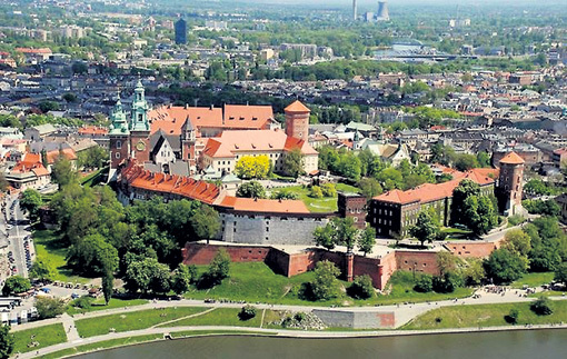 Первое каменное укрепление на Вавельском холме появилось в XI веке. В течение шести столетий Королевский замок был центром всей Польши