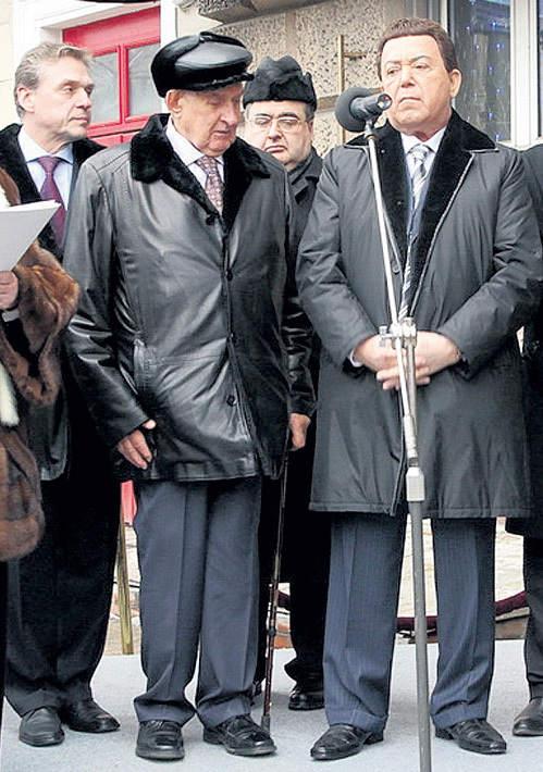 Единственный здравствующий член Политбюро 89-летний Владимир ДОЛГИХ и Иосиф КОБЗОН пришли на открытие доски Леониду Ильичу. Фото Бориса Кудрявова
