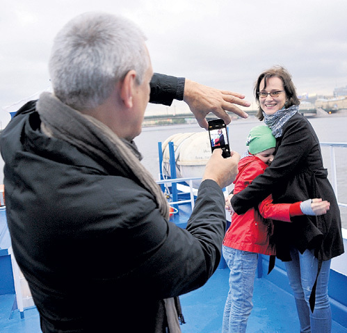 Во время теплоходной прогулки по Неве Александр Владимирович запечатлел на телефон супругу и дочку