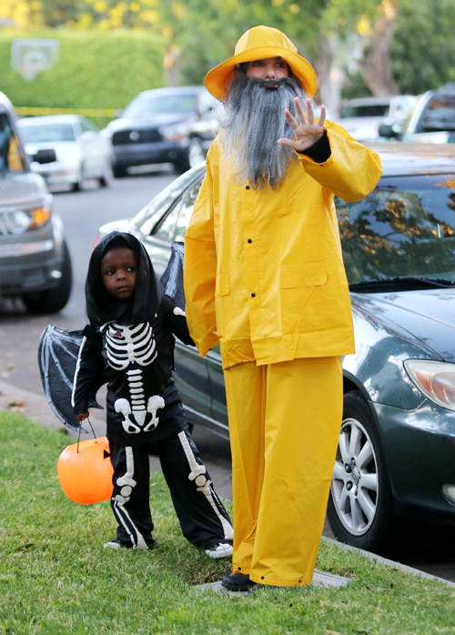 Ради маленького сына Сандра готова на все. Даже нарядиться бородатым пожарным.  (фото: Splash/All Over Press)