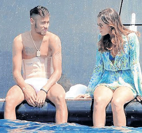 НЕЙМАР выбрал корсет телесного цвета. Бруна одобрила