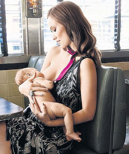 УАЙЛД не скрывает счастья материнства