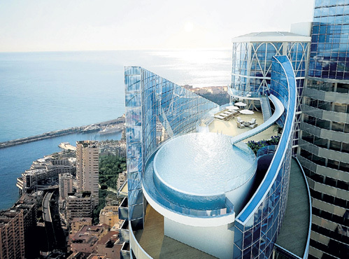 Хорошо иметь свой бассейн вдали от шума городского