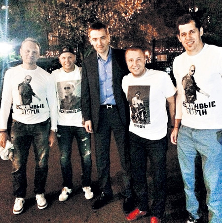 Футболки с изображением ПУТИНА с удовольствием носят звёзды НХЛ Сергей ГОНЧАР (крайний слева), Евгений МАЛКИН (крайний справа) и другие вежливые люди