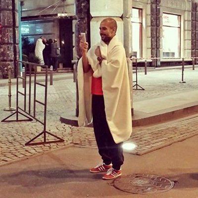 Главный тренер «Баварии» Пеп ГВАРДИОЛА в полотенце перед отелем в Москве. Фото: РИА «Новости»