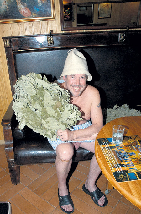 Скинув исподнее, Андрей МАКАРЕВИЧ наслаждается приятной процедурой