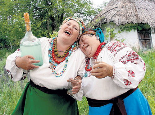 Киношный стереотип: большая бутыль и мутная жидкость. На самом деле самогон - прозрачный