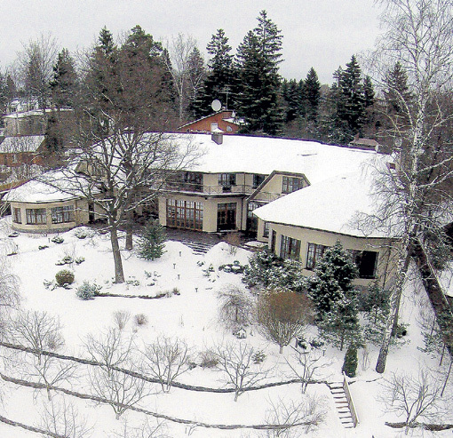 Чтобы снять особняк Олега ТАБАКОВА и Марины ЗУДИНОЙ на Истре, нашему папарацци Руслану ВОРОНОМУ пришлось полетать на дельтаплане