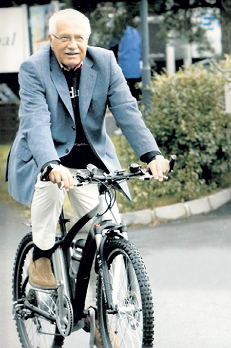 Экс-президент Чехии Вацлав КЛАУС добирался до резиденции на «своих двоих»