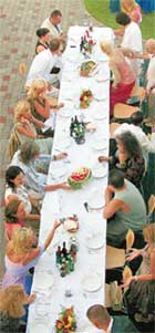 КИРКОРОВ И ДРУГИЕ ГОСТИ: в ожидании горячего уничтожают фрукты