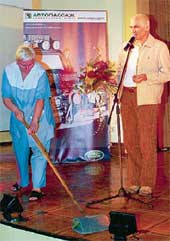 ЧИСТЮЛЯ АЛИБАСОВ: дождался прихода уборщицы