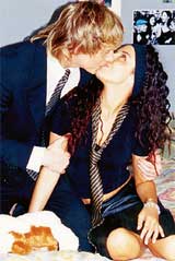 СТРАСТНЫЙ ПОЦЕЛУЙ: теперь-то Леша прикасается к любимой только чистыми руками