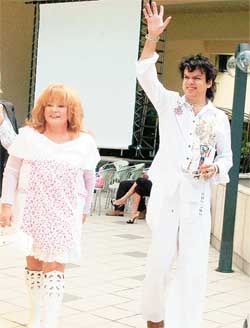 ЦАРСКАЯ СЕМЬЯ: надеялась, что проживание в шикарном отеле им оплатит Первый канал