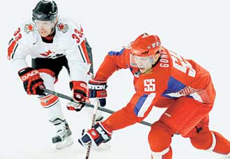 АТАКУЮЩИЙ ЗАЩИТНИК: Гончар забивает, а «Питтсбург» проигрывает. Фото "Спорт-Экспресс"