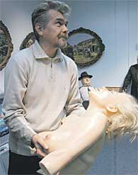 ХОЗЯИН ГАЛЕРЕИ: находится в прострации