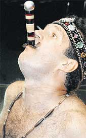 НОЖ В УСТАХ ФАКИРА: публика кричала "Вира!"