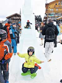 СКОРОСТНОЙ СПУСК: светлые головы надежно защищены кевларовыми касками