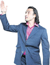 ПРОДЮСЕР И ГЛАВНЫЙ ТРЕНЕР: готовит феерическое шоу