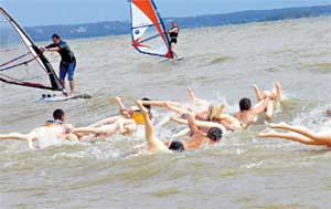 ВИНДСЕРФЕРЫ: чуть не попадали в море при виде такого количества надувных «дамочек»