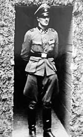 ОБЕРШАРФЮРЕР МИШ: у входа в бункер Гитлера