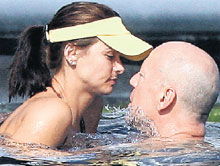...купается в море обаяния Уиллиса