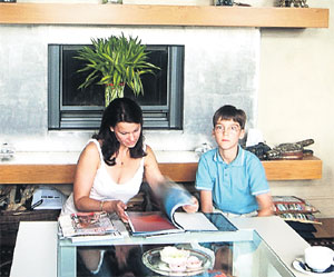 В ГОСТИННОЙ С СЫНОМ ФИЛИППОМ: Ирина осуществила студенческую мечту - иметь квартиру с камином