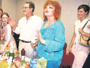 ФУРШЕТ: воспоминания Анастасии стали открытием и для коллег, и для ее 22-летней дочери Ани (крайняя справа), выпускницы МГИМО