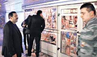 КИОСК-МАГНИТ: Сигал купил себе пистолет, чтобы повыпендриваться перед дамами на вечернем банкете