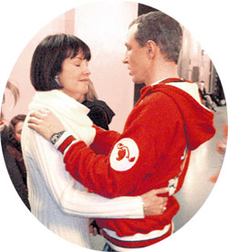 ИГОРЬ ВЕРНИК: заключил в объятия роскошную брюнетку