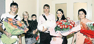 В РОДДОМЕ: счастливый папа с дочкой на руках (в центре), вторая справа - молодая мама Лариса