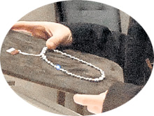 …выбрал изящное колье…