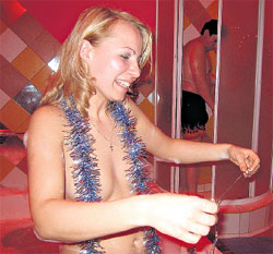 ПРАЗДНИЧНОЕ НАСТРОЕНИЕ: студентки представляют себя снегурочками