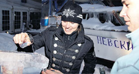 МАРТИНА ХИНГИС: охлаждала водку, пуская её по ледяному желобу