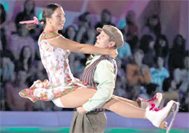 НА ШОУ «ЛЕДНИКОВЫЙ ПЕРИОД»: обнимала за шею фигуриста Андрея Хвалько (Фото: www.iceсymphony.ru)