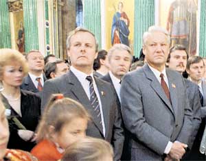 СЕМЕЙНЫЙ ДЕБЮТ В ИСААКИЕВСКОМ СОБОРЕ: в 2000 году супруга экс-коммуниста Людмила Нарусова ещё не знала, что с таким глубоким вырезом и без платка женщины пред ликом Богородицы в храме не появляются (литургия после освящения собора патриархом Алексием II). Фото «ИТАР-ТАСС»